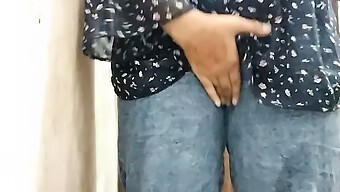 Adolescenta Indiană De Colegiu (18+) Se Spală Și Se Masturbează Într-Un Videoclip Făcut Acasă