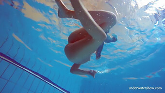 Une Ado Brune Dans La Piscine Sans Vêtements