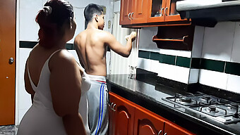 Milf Cachonda Es Follada En La Cocina Por Su Vecino