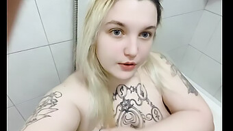 Dolgun Sarışın, Tuvalette Kendini Tatmin Ediyor Ve Pov Oral Seks Yapıyor