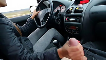 Pov-Ridning Med En Sexet Teenager, Der Giver Et Handjob På Motorvejen