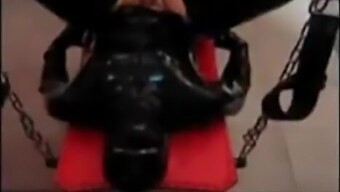 Une Maîtresse Bdsm Domine Une Soumise Vêtue De Latex Avec Un Gode-Ceinture