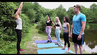 La Sesión De Yoga Al Aire Libre De Una Pareja Británica De Cfnm Lleva A Una Excitación Visible