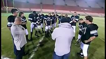 Calda Esperienza Di Sesso Di Gruppo Di Una Cheerleader Con Un'Intera Squadra Di Calcio..