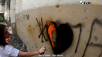 Cặp Đôi Nghiệp Dư Tham Gia Vào Hoạt Động Tình Dục Giữa Nghệ Thuật Graffiti