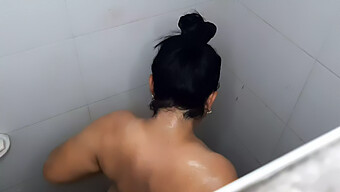 Mandi Dengan Sepupuku: Video Buatan Sendiri Yang Panas