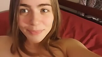 Giovane ragazza pelosa viene scopata duramente da un ragazzo esperto