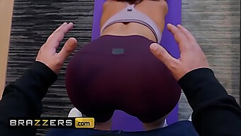 Alexis Fawx'un büyük poposu Keiran Lee tarafından bu Brazzers videosunda beceriliyor