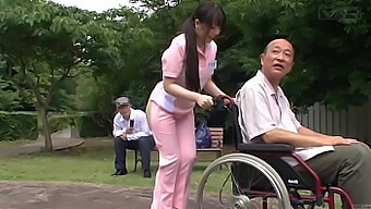 Une Étrange Infirmière Japonaise En Public Avec Un Cul Fétichiste Et Un Uniforme Drôle