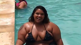 Negra Voluptuosa Com Seios Grandes Aproveita O Sexo À Beira Da Piscina