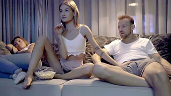 Nevlastná sestra Tiffany Tatum mi dáva európsky creampie do mojich rodinných koláčov