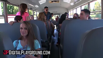 La Rencontre Torride De Kaci Lynn Et Keiran Lee Dans Un Bus Public